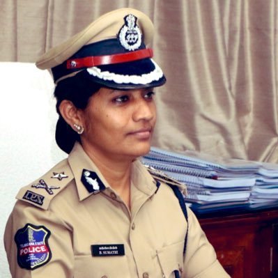 భూమి లేకున్నా పత్రాలు సృష్టించి అమ్మకాలు.. కోట్లు కొల్లగొడుతున్న ముఠా 