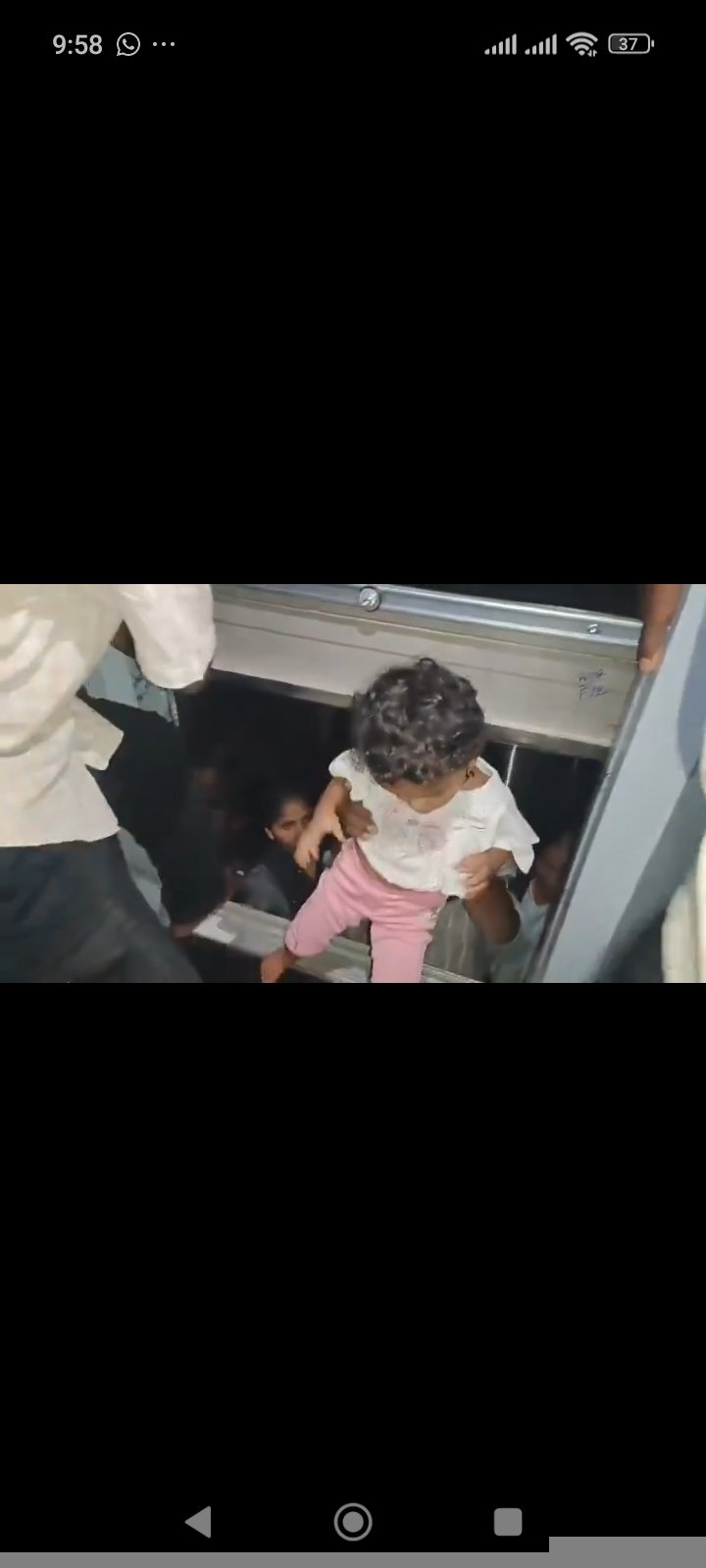 కొత్తగా ఓపెన్ అయిన షాపింగ్ మాల్ లో.. ఆగిపోయిన లిఫ్ట్..  గంటసేపు లిఫ్ట్ లో ఇరుక్కుపోయిన చిన్నారులు.. గిలగిల మొత్తు కుంటూ గోల్లుమన్నారు..