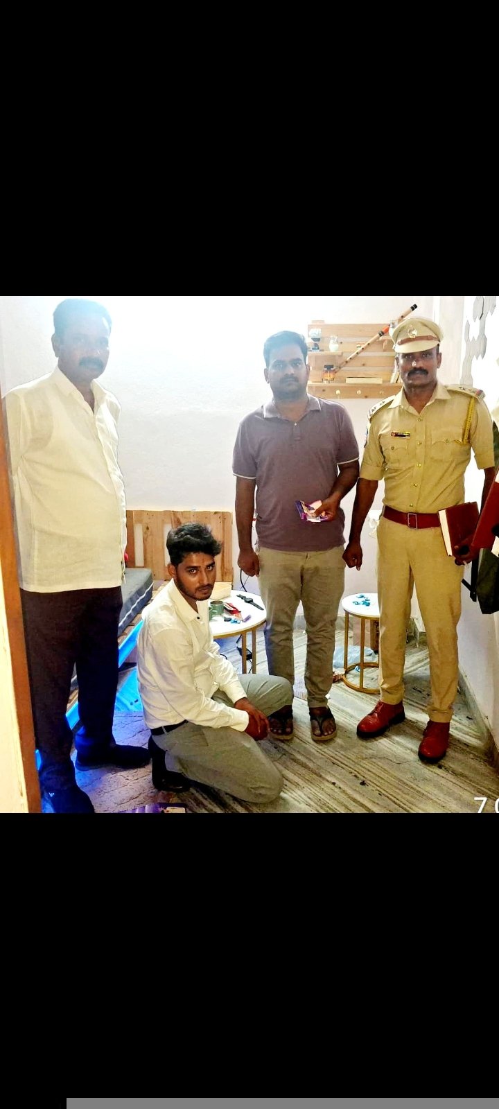 గండిపేట, మాదాపూర్ లో డ్రగ్స్ కలకలం.. 1.6 గ్రా.. MDMA, 15.49 గ్రాముల హెరాయిన్ పట్టివేత. స్మలర్స్ వెస్ట్ బెంగాల్ నుంచి 