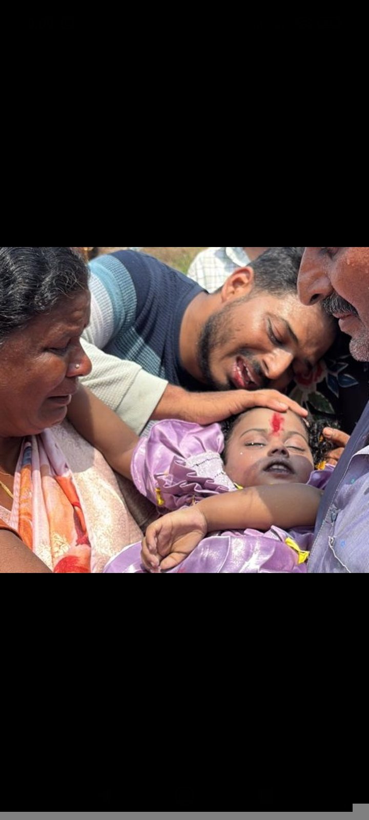బంగారం దుకాణంలో దారుణం.. రెండేళ్ల కూతురుకు గోల్డ్ కొందామని వెళ్తే.. 